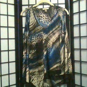 Sleeveless flowy top by Roz&Ali